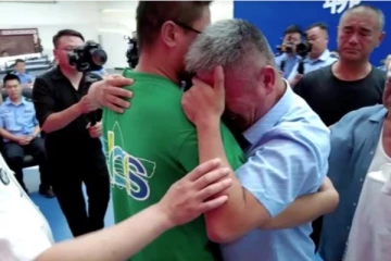 24 ஆண்டு தேடல்.. 5 லட்சம் கிலோமீட்டர் பயணம்.. கடத்தப்பட்ட மகனை கண்டுபிடித்த   பாசக்கார தந்தையின் கதை!