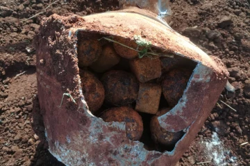 வவுனியாவில் முட்டிக்குள் இருந்து 30 கைக்குண்டுகள் மீட்பு