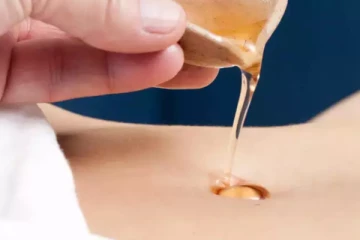 இரவில் தொப்புளில் 2 சொட்டு தேன் விட்டுக்கொண்டு தூங்குவதனால் உண்டாகும் நன்மைகள் என்ன தெரியுமா?