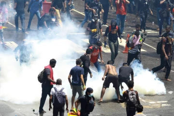 போராட்டங்களை எதிர்கொள்ள பொருட்களை சேகரிக்கும் பொலிஸார்