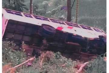 கொத்மலையில் பேருந்து  விபத்து!   ஒருவர் பலி - பலர் படுகாயம் (Photos)