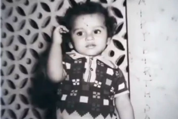 இந்த போட்டோவில் உள்ள டாப் ஹீரோ யார் என தெரிகிறதா? யார்னு தெரிஞ்சா ஷாக் ஆகிடுவீங்க