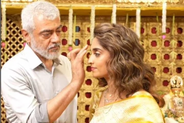 வரலட்சுமி நோன்பில் கலந்துகொண்டு மனைவிக்கு பக்தியாக குங்குமம் வைத்து ஆசீர்வதித்த அஜித்.. வீடியோ இதோ