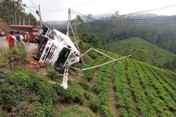 கோழி உரத்தை ஏற்றி பயணித்த லொறி விபத்து