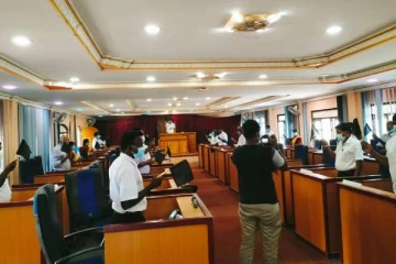 விடுதலை புலிகள் தலைவரை  போதைப்பொருள் வியாபாரி என கூறிய டக்ளஸ்: கொந்தளித்த உறுப்பினர்கள்