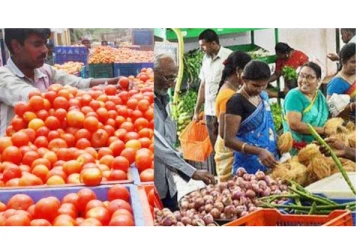 தக்காளி- பண்ணை பசுமை கடைகளில் நீண்ட வரிசையில் நின்று வாங்கிச் சென்ற மக்கள்