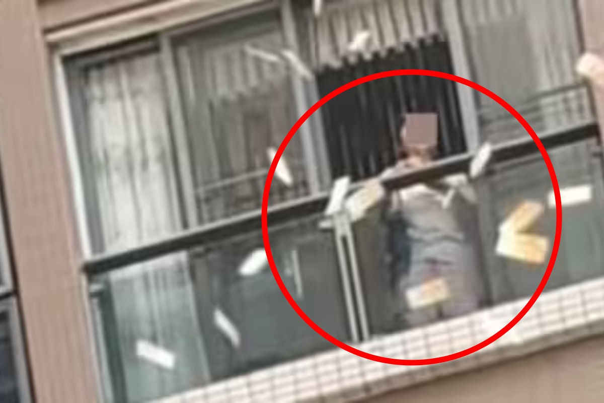 அடுக்குமாடி குடியிருப்பில் இருந்து பணத்தை கட்டுக்கட்டாக தூக்கி வீசிய பெண்: வைரல் வீடியோ | Chinese Woman Do Money Shower In Shantou