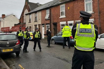 இங்கிலாந்தில் 200 வீடுகளில் அவசரமாக வெளியேற்றப்பட்ட மக்கள் ; இரண்டு பேர் கைது