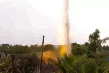 ஆழ்துளை கிணற்றில் தண்ணீருடன் 10 அடி உயரத்தில் சீரிய தீ பிழம்பு - பதறி ஓடிய விவசாயி!