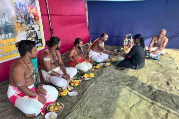 முள்ளிவாய்க்கால் மண்ணில் தென்புலத்தார் வழிபாடு; கண்ணீரில் உறவுகள்