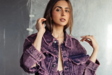 சட்டை பட்டன் கூட போடாமல் ராகுல் ப்ரீத் செம ஹாட் போஸ்