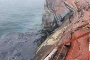 கப்பல்களின் மோதலால் பல லிட்டர் எண்ணைய் கடலில் கலப்பு