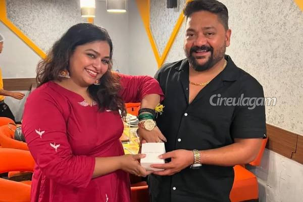 இந்த போட்டோவில் இருக்கும் குழந்தை யார் தெரியுமா?.. எதிர்பாராத ஒருவர்! | Childhood Photo Of An Actor Goes Viral