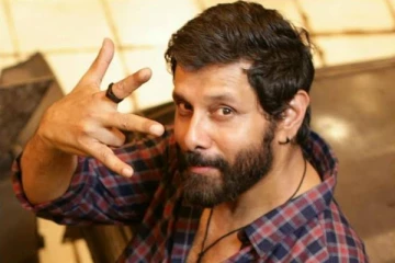 பிரபல நடிகருடன் புல்லட்டில் சென்ற நடிகர் விக்ரம், வெளியான அன்ஸீன் புகைப்படம்