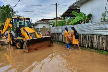 வீடுகளுக்குள் புகுந்துள்ள மழை வெள்ள நீரை அப்புறப்படுத்தும் பிரதேசசபை (Video)