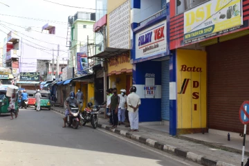 மன்னாரிலும் பயணத்தடை தற்காலிகமாக நீக்கம் - பொருட்கள் கொள்வனவில் ஆர்வம் காட்டும் மக்கள்