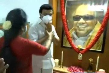 முதல்வரான பின் கருணாநிதி புகைப்படம் முன் கண்ணீர் விட்டு அழுத ஸ்டாலின்.. தாய் போல தேற்றிய சகோதரி: கலங்க வைக்கும் காட்சி