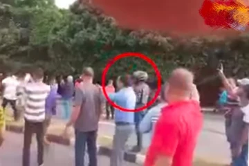 පාර්ලිමේන්තුව වැටලීමට අණදුන් ප්‍රධානියා හෙළිවෙයි... ප්‍රබල තනතුරක් දැරූ කෙනෙකුත් ලඟම ඉදලා.(VIDEO)