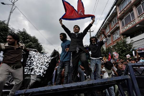 கலவரத்தில் முடிந்த Gen Z போராட்டம்... தடையை நீக்கிய அரசாங்கம் | Nepal Lifts Ban On Social Media