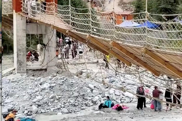 சீனாவில் நிகழ்ந்த அனர்த்தம் பறிபோன உயிர்கள் | Five Killed In China Bridge Collapse