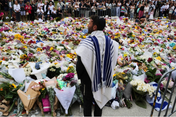 உலகை உலுக்கிய அவுஸ்​திரேலி​ய தாக்குதல்; உயிரிழந்த தாக்குதல்தாரி இந்தியராம்! | The Attacker At Australia Bondi Beach Is An Indian