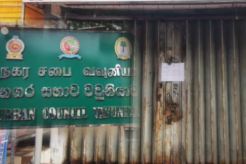 வவுனியா நகரசபை அதிரடி: வர்த்தக நிலையங்களிற்கு சிவப்பு அறிவித்தல் (Photos)