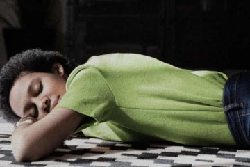 வெறும் தரையில் படுத்து உறங்கினால் என்ன நடக்கும்?