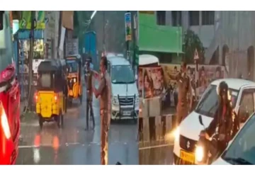 உதயநிதி ஸ்டாலின் நிகழ்ச்சி… கொட்டும் மழையில் நனைந்தபடியே பணியாற்றிய உதவி கமிஷனர்! குவியும் பாராட்டு