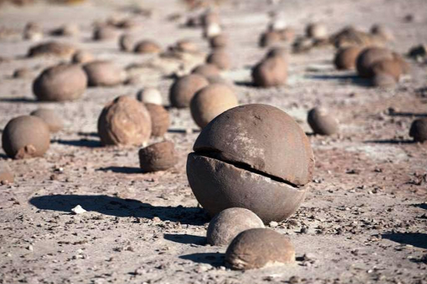 மனதை பறிகொடுக்கும் கடல்... விசித்திரமான கற்பாறைகள்..! | World Viral News