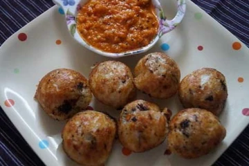 வீட்டில் இருக்கும் சில பொருட்களை வைத்து எவ்வாறு சுவையான பணியாரம் செய்யலாம்?