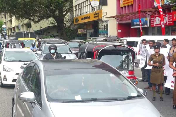 மின்சார சபையின் தலைமை அலுவலகத்திற்கு முன்பாக கடும் பதற்றம் | Tension In Front Of Ceb Headquarters