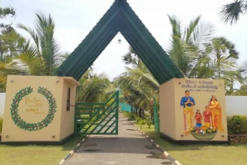 இயக்கச்சியில் சுற்றுலாப் பயணிகளை கவரும் உலக அதிசயங்கள்