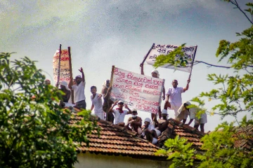 சிறைச்சாலைகளின் கூரைகளில் ஏறி இன்றும் உணவுத் தவிர்ப்பு போராட்டத்தில் ஈடுபட்டுள்ள கைதிகள்