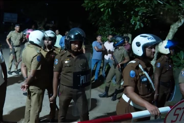 බන්ධනාගාරයෙන් වෙඩි හඬ? පොලිස් නිලධාරින් වෙත ගල් ප්‍රහාර - ඥාතීන් පොලිස් මුර බාධක බිඳගෙන යාමට උත්සාහයක [VIDEO]