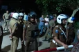 බන්ධනාගාරයෙන් වෙඩි හඬ? පොලිස් නිලධාරින් වෙත ගල් ප්‍රහාර - ඥාතීන් පොලිස් මුර බාධක බිඳගෙන යාමට උත්සාහයක [VIDEO]