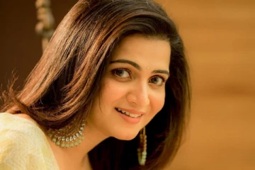 ஸ்டாலிஷான லுக்கில் போஸ் கொடுத்த தொகுப்பாளினி டிடி.. வீடியோ இதோ