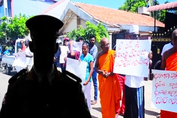 புத்தளத்தில் பொலிஸ் அதிகாரியின் இடமாற்றத்தை எதிர்த்து ஆர்ப்பாட்டம்(Photos)