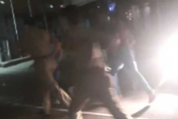 පොලීසියත් බිය ගන්වමින් මහ පාරේ දෙපිරිසක් අතර විශාල ගැටුමක්..(VIDEO)