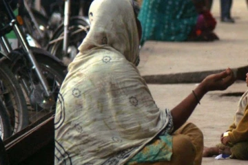 தமிழர் பகுதியொன்றில் யாசக பெண் செய்த முகம் சுழிக்கவைக்கும் செயல்