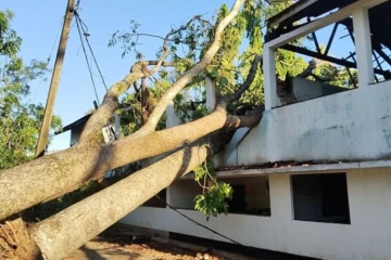 විශාල විනාශයක් - පාසලක් ඇතුළු නිවාස රැසකට හානි