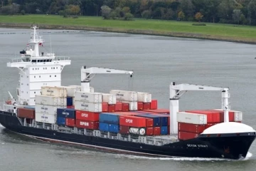 இலங்கை துறைமுகத்திலிருந்து சென்ற கப்பலில் எண்ணெய் கசிவு