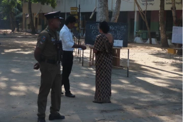 வாக்களிக்க ஆர்வம் காட்டாத அம்பாறை மக்கள்; வெளிச்சோடிய வாக்களிப்பு நிலையங்கள்!