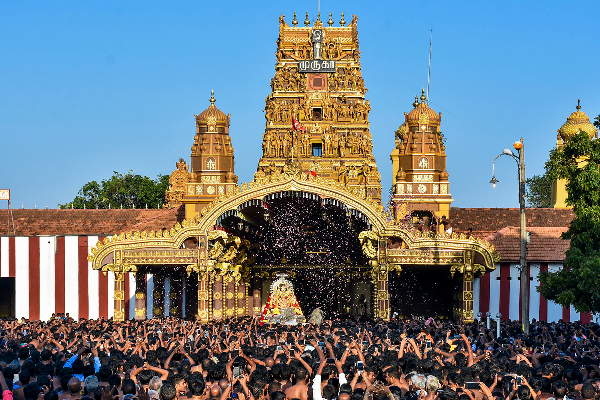 யாழ் தேவி புகையிரத்தத்திற்கு முண்டியடிக்கும் மக்கள்! | Jaffa Devi Train People Booking Fast