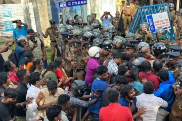 யாழில் ரணில் அரசை எதிர்த்த மக்களை கண்மூடித்தனமான தாக்கியதால் பலரும் கண்டனம்!