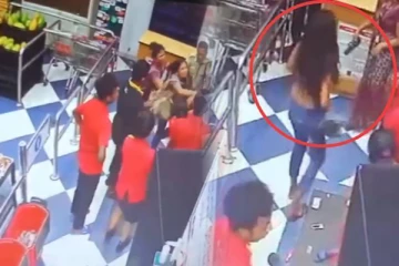 கார்கில்ஸ் சுப்பர் மார்க்கெட்டில் கொடூரமாக தாக்கப்பட்ட பெண்: வெளியான அதிர்ச்சி காணொளி