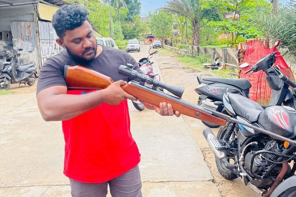மக்களைப் பெரும் அச்சத்தில் உறைய வைத்த ரி.எம்.வி.பி கட்சி உறுப்பினர்களின் ஆயுதத்துடனான புகைப்படங்கள்! | Tmvp Members Weapons Photo People Great Fear
