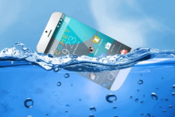 உங்கள் செல்போன் தண்ணீரில் விழுந்துவிட்டதா? இதை மட்டும் செய்து விடாதீர்கள்