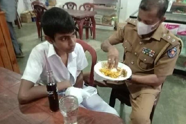 இலங்கையில் இப்படியொரு பொலிஸ் அதிகாரியா! வைரலாகும் புகைப்படம் | Colombo Kaduwela Collage Student Accident Police