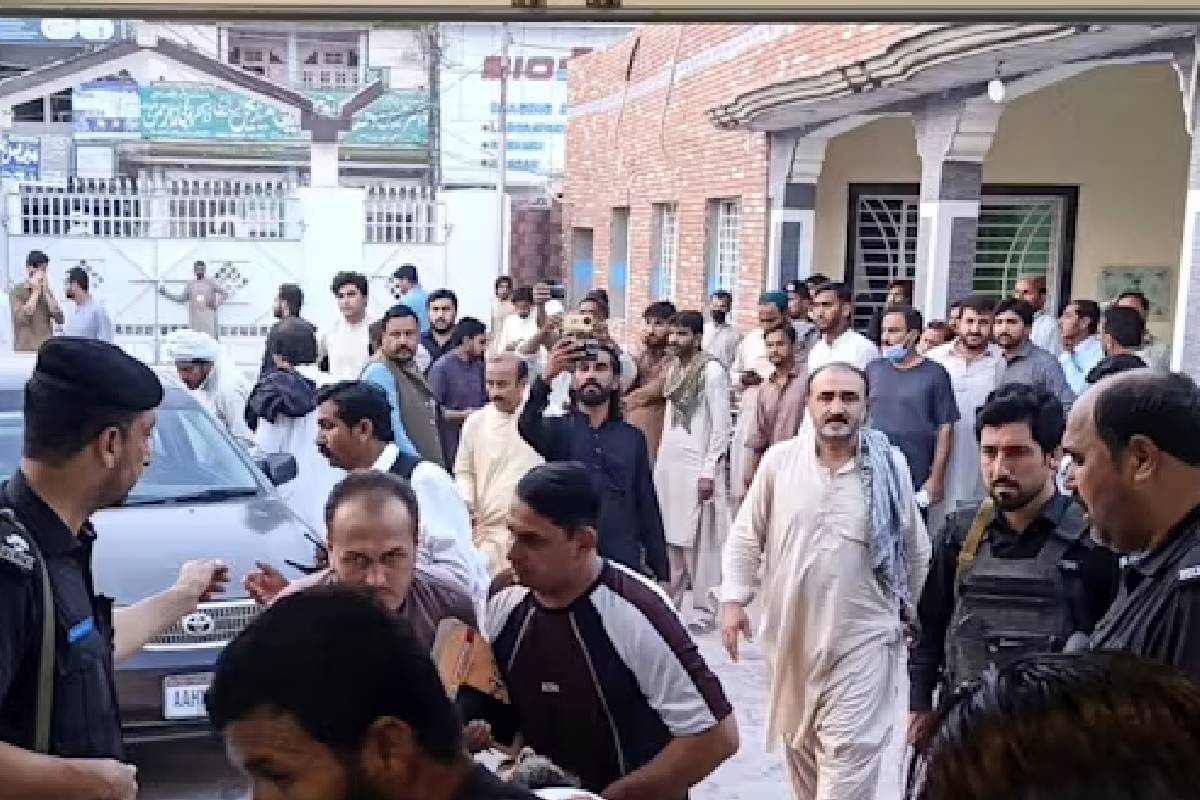பாகிஸ்தான் குண்டுவெடிப்பில் இதுவரையில் 12 பேர் பலி | Bombing Pakistan Dera Ismail Khan Kills 12 People பாகிஸ்தான் குண்டுவெடிப்பில் இதுவரையில் 12 பேர் பலி | Bombing Pakistan Dera Ismail Khan Kills 12 People