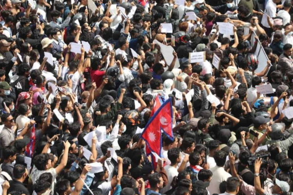 முன்னாள் பிரதமரின் மனைவி உயிருடன் எரித்துக் கொலை ; பற்றி எரியும் ஆசிய நாடு | Former Pm S Wife Burned Alive Abroad